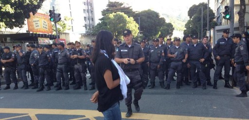 Manifesante ferida é impedida de sair da Saens Peña. Foto: Camila Nóbrega/Canal Ibase