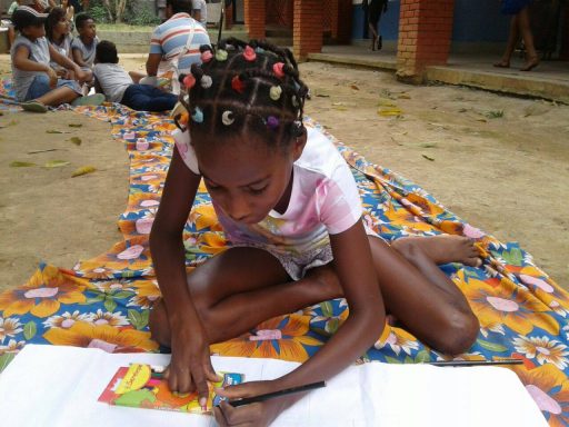 Crianças pintam e brincam durante XIX encontro Sem Terrinha. Foto: Setor de Educação MST -RJ