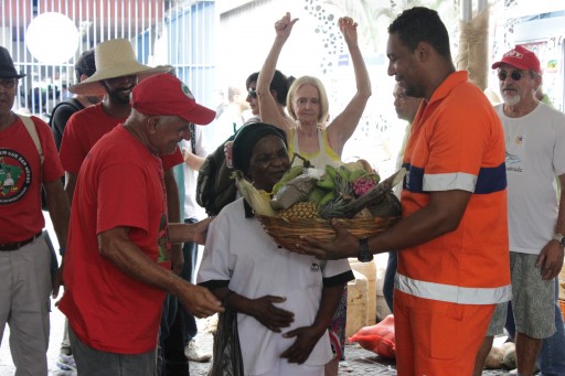 No final da VI Feira Estadual da Reforma Agrária Cícero Guedes, o simbolismo da união entre trabahadoras e trabalhadores do campo e da cidade. Foto: Rafael Daguerre