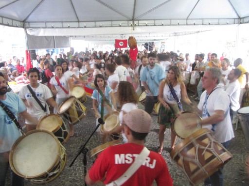 Tambores de Olokum, na Feira do MST. Foto: Alan Tygel