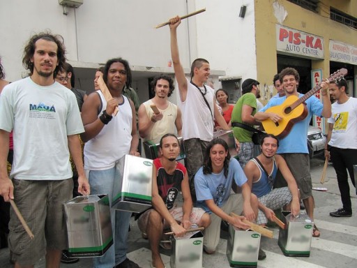 Manifestantes e seus instrumentos, mostrando o caráter pacífico do ato
