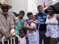 FamÃ­lia reunida durante Feira da Reforma Agraria CÃ­cero Guedes, Largo da Carioca, RJ, 10/12/2014