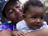 Dona Hilda e o neto JoÃ£o Vitor. Dona Hilda mora no assentamento Zumbi dos Palmares em Campos (RJ). Dona Hilda junto com o marido Chico cultivam aipim, abacaxi, abÃ³bora.Feira da Reforma Agraria CÃ­cero Guedes, Largo da Carioca, RJ, 10/12/2014