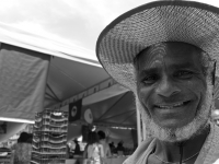 Chico, integrante do MST, mora no Assentamento Zumbi dos Palmares em Campos (RJ). Chico cultiva abacaxi, aipim, abÃ³bora.Feira da Reforma Agraria CÃ­cero Guedes, Largo da Carioca, RJ, 10/12/2014